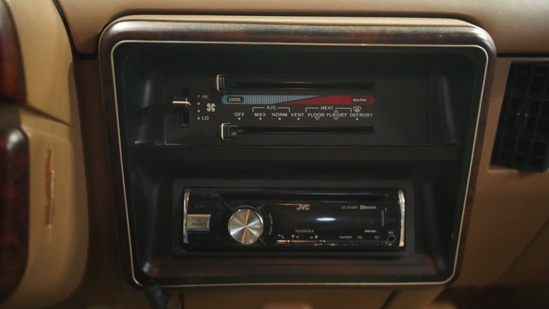 Ford-Bronco-1990-Dark-Shadow-Blue-Met-Tan-Mocha-41