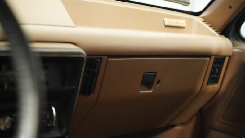 Ford-Bronco-1990-Dark-Shadow-Blue-Met-Tan-Mocha-42