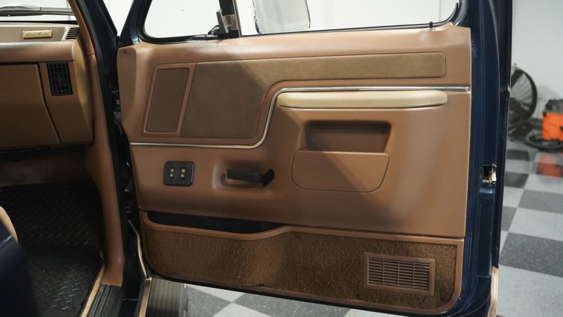 Ford-Bronco-1990-Dark-Shadow-Blue-Met-Tan-Mocha-44