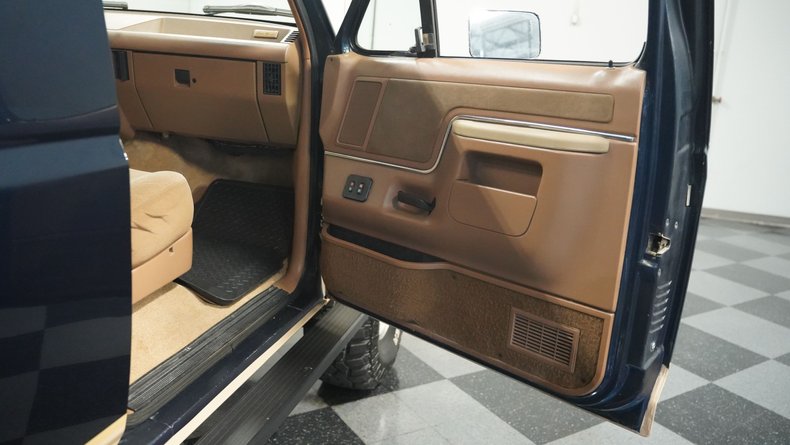 Ford-Bronco-1990-Dark-Shadow-Blue-Met-Tan-Mocha-45