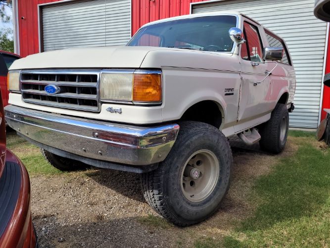 Ford-Bronco-1990-White-Tan-6