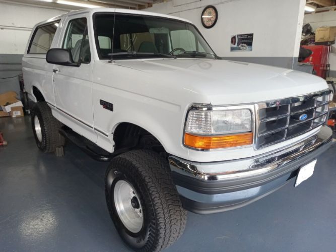 Ford-Bronco-1992-White-Charcoal-Gray-Cloth-3