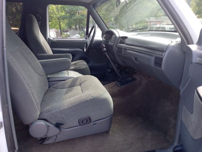 Ford-Bronco-1992-White-Charcoal-Gray-Cloth-37