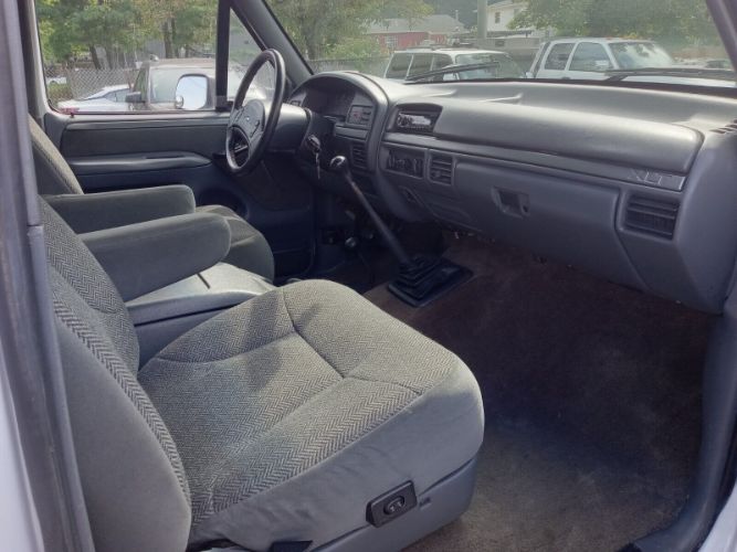 Ford-Bronco-1992-White-Charcoal-Gray-Cloth-38