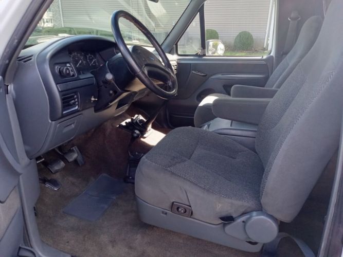 Ford-Bronco-1992-White-Charcoal-Gray-Cloth-5