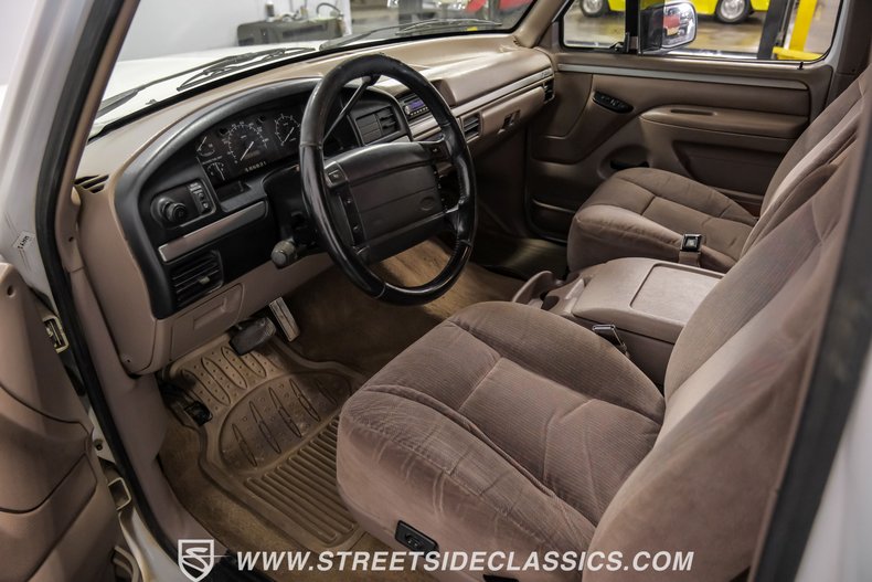 Ford-Bronco-1995-White-Pearl-Medium-Mocha-2