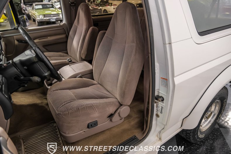 Ford-Bronco-1995-White-Pearl-Medium-Mocha-39