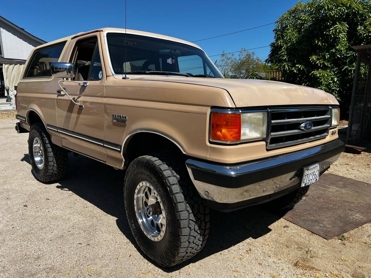 Ford-Bronco-4x4-1990-brown-1