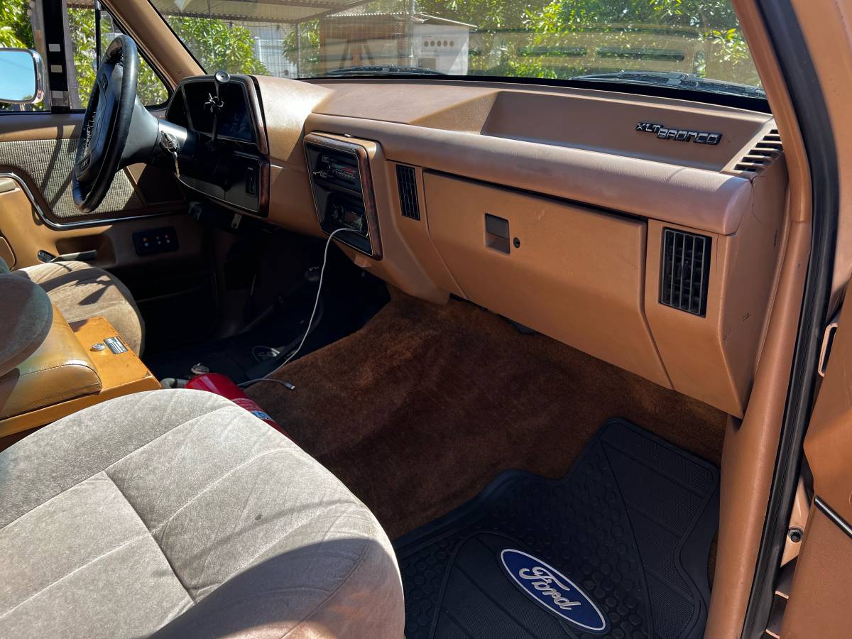 Ford-Bronco-4x4-1990-brown-12