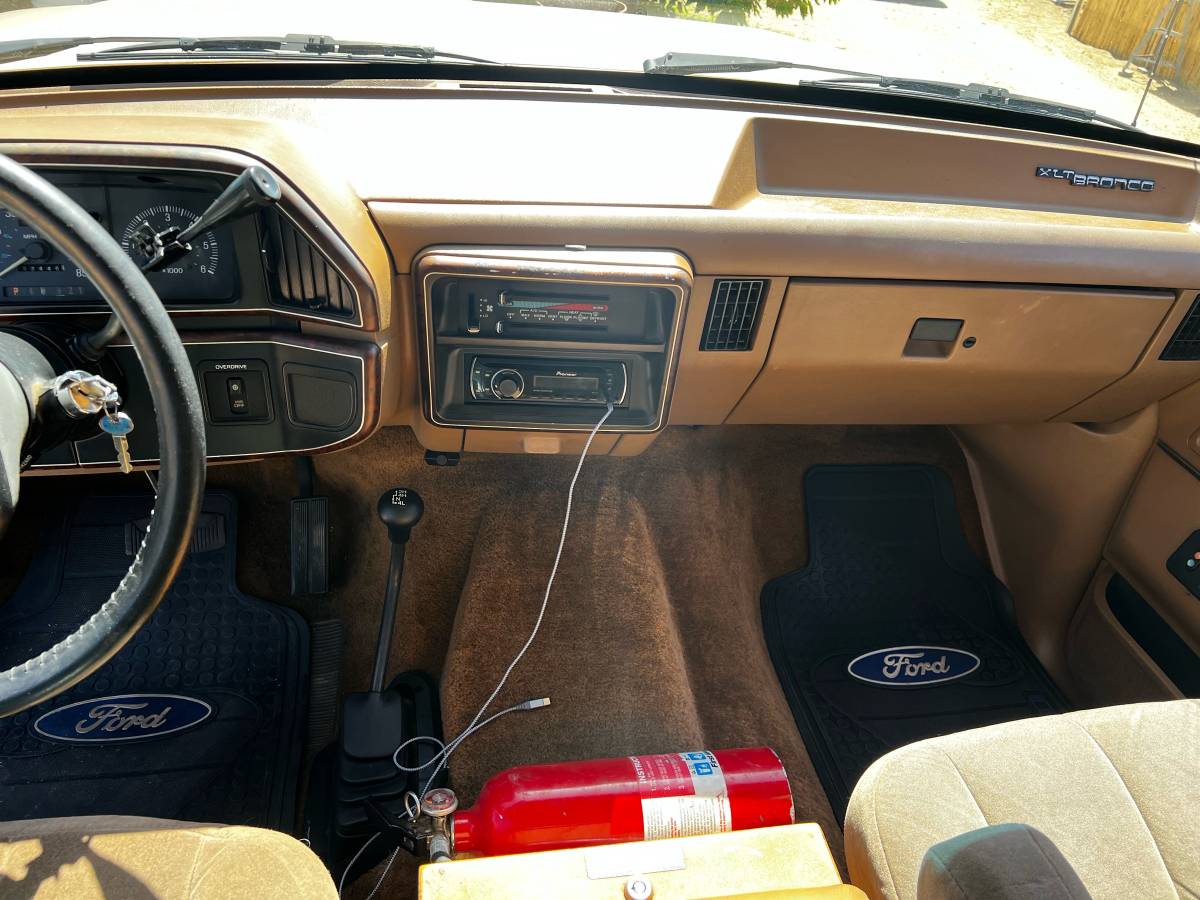 Ford-Bronco-4x4-1990-brown-16