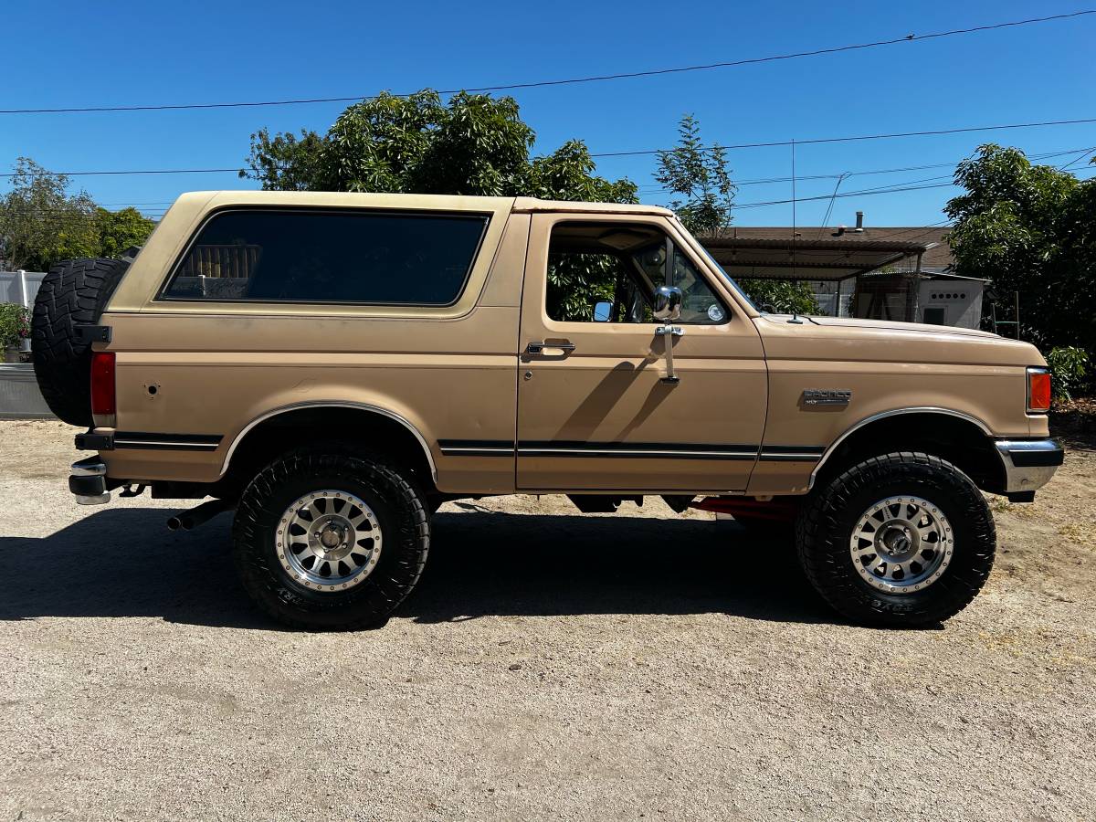 Ford-Bronco-4x4-1990-brown-9