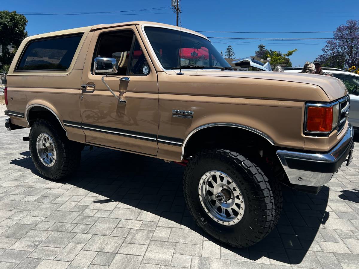 Ford-Bronco-4x4-1990-brown