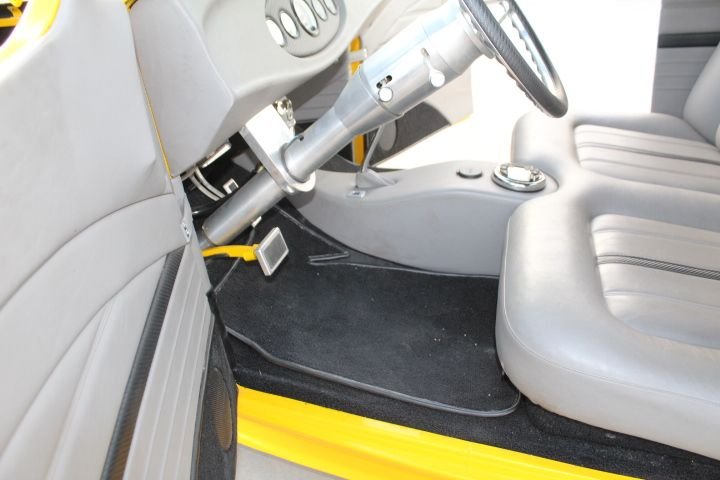 Ford-Convertible-1932-yellow-gray-3
