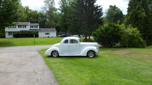 Ford-Coupe-1938-White-RedTan-4