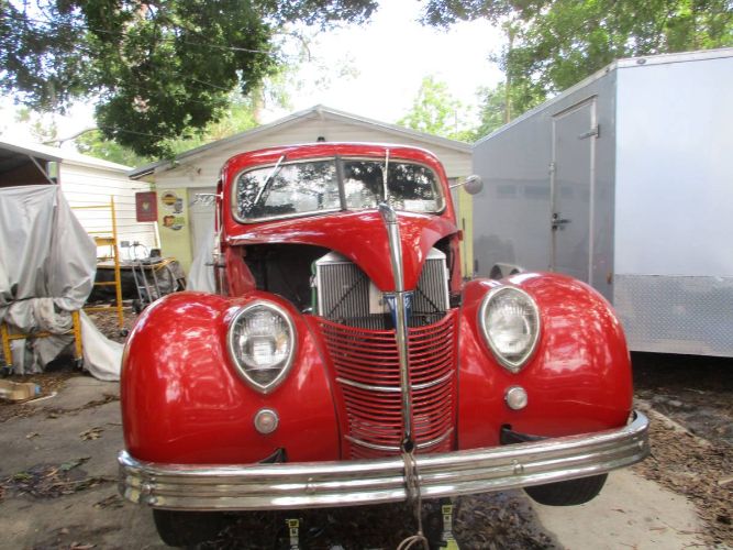 Ford-Coupe-1939-Red-Black-Leather-2