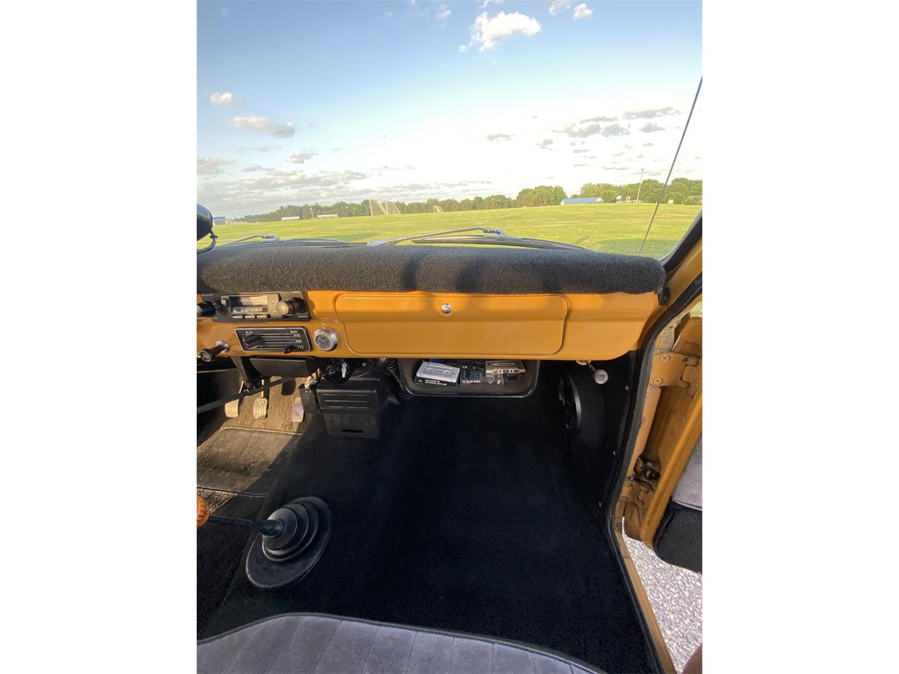 Ford-Courier-1975-Rare-Yellow-Black-12
