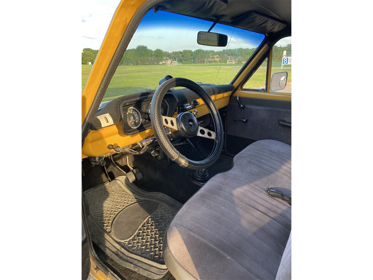 Ford-Courier-1975-Rare-Yellow-Black-47