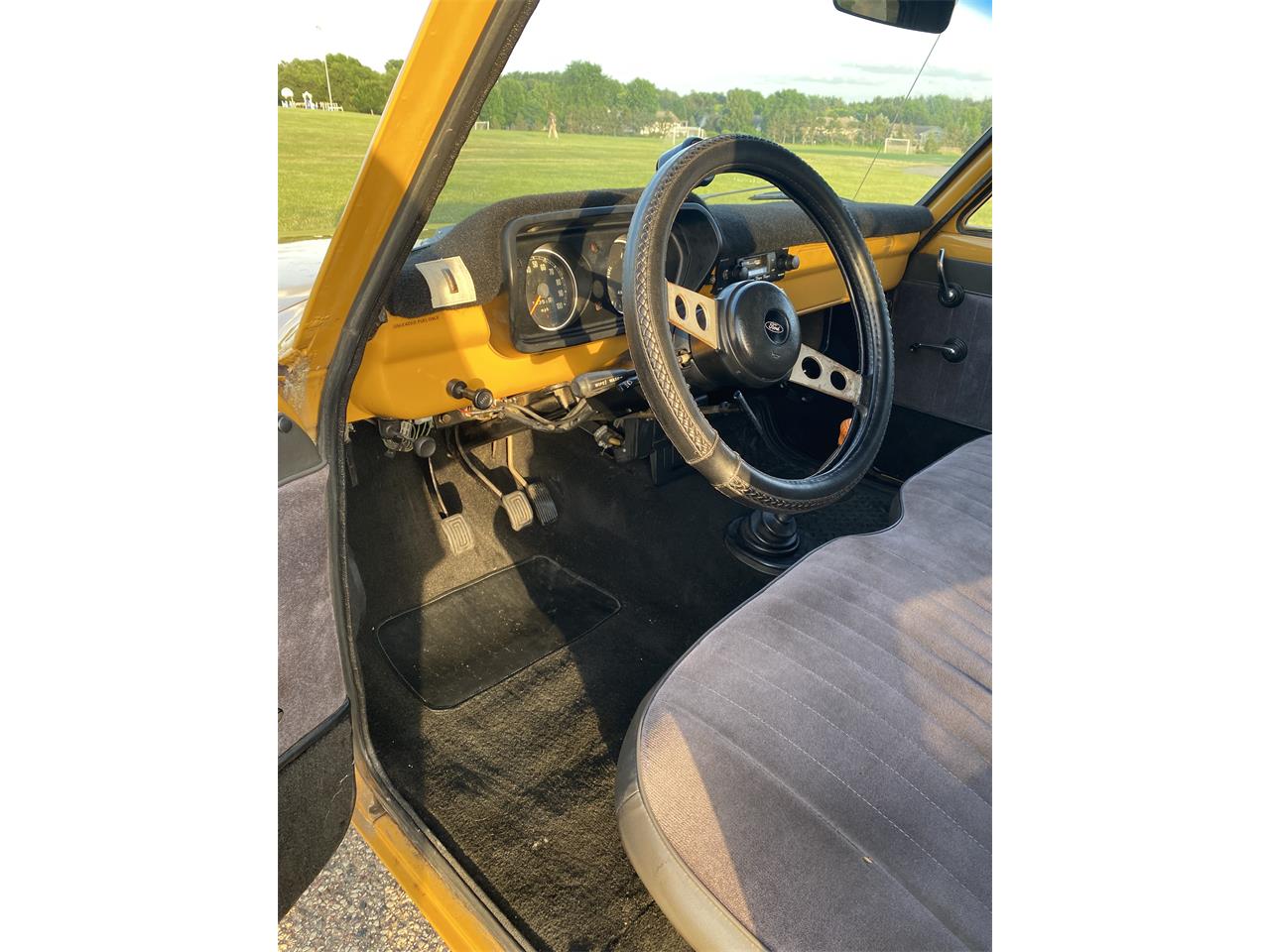 Ford-Courier-1975-Rare-Yellow-Black-48
