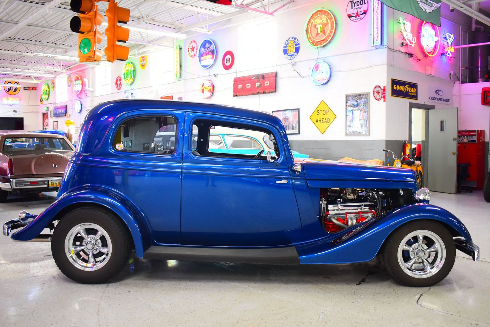 Ford-Crown-Victoria-1933-3