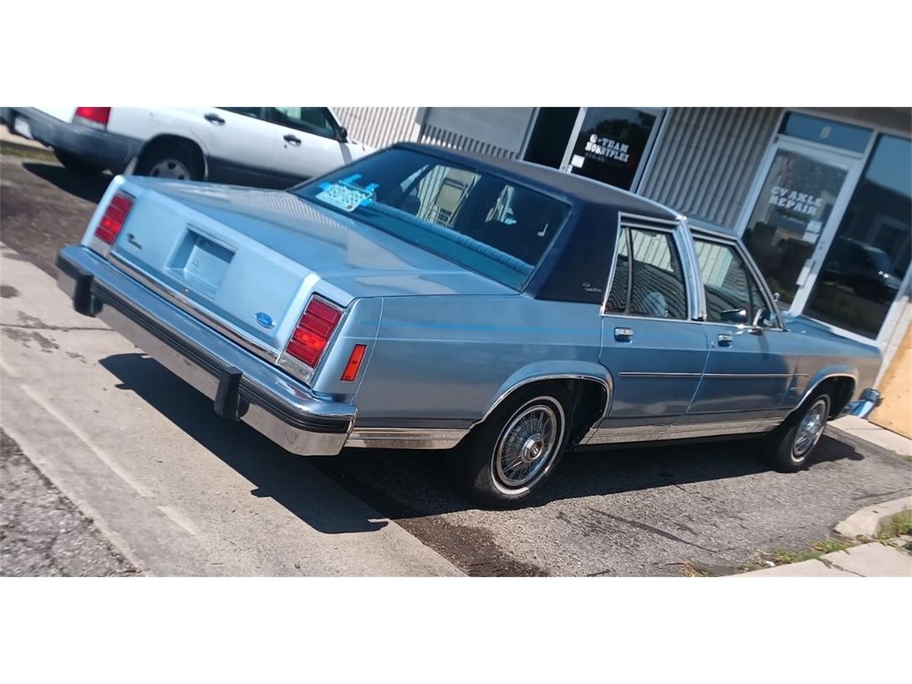 Ford-Crown-victoria-1984-Blue-Blue-2