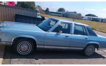 Ford-Crown-victoria-1984-Blue-Blue-3