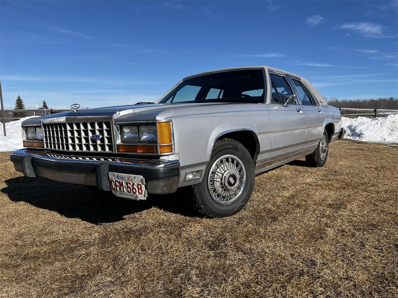 Ford-Crown-victoria-1985-Silver-Blue-1