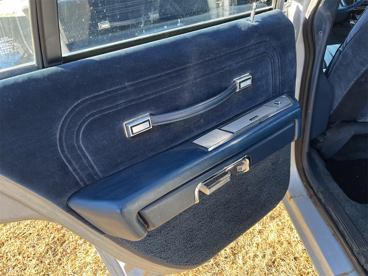 Ford-Crown-victoria-1985-Silver-Blue-10