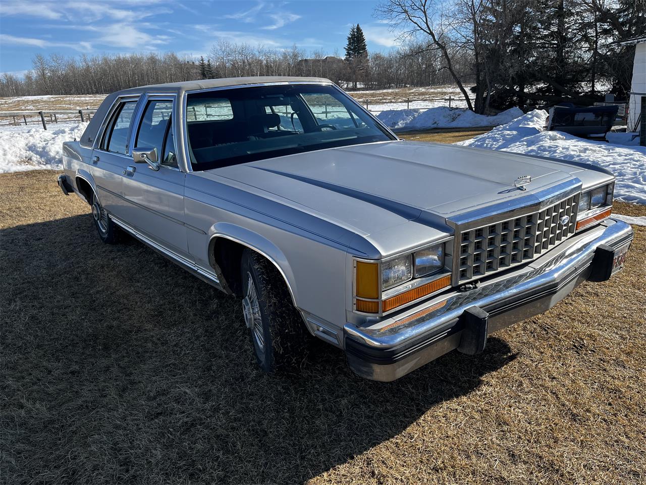 Ford-Crown-victoria-1985-Silver-Blue-2