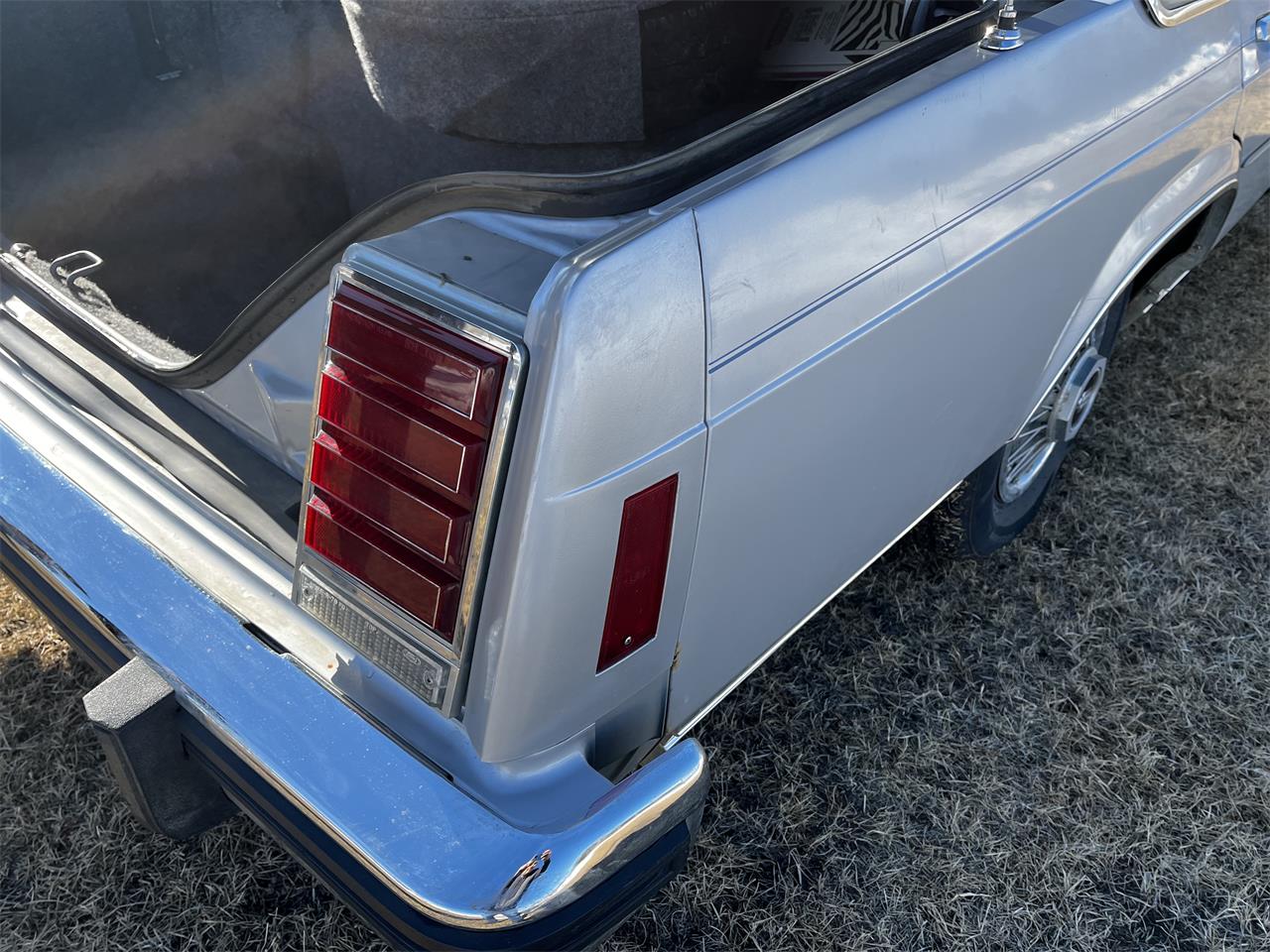 Ford-Crown-victoria-1985-Silver-Blue-3