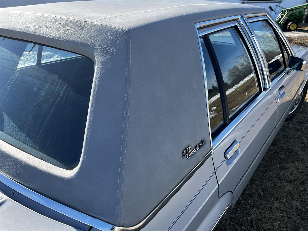 Ford-Crown-victoria-1985-Silver-Blue-4