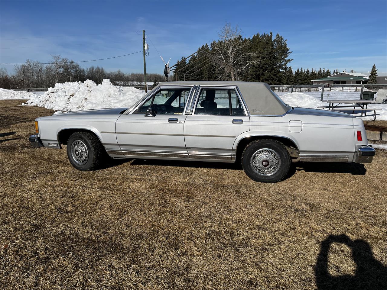 Ford-Crown-victoria-1985-Silver-Blue-5