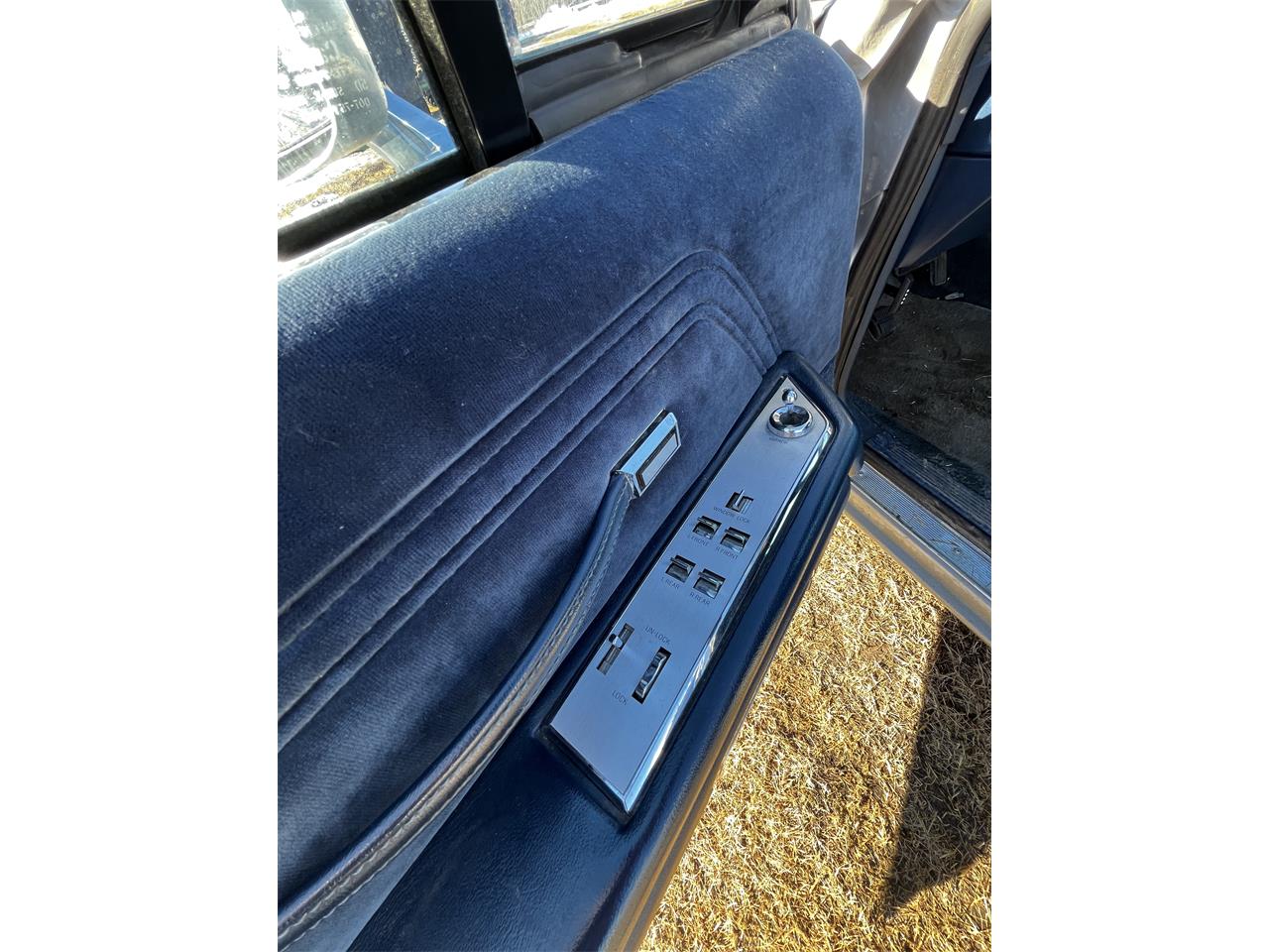 Ford-Crown-victoria-1985-Silver-Blue-6