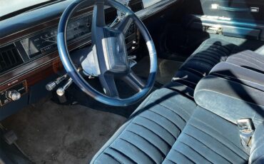 Ford-Crown-victoria-1985-Silver-Blue-7