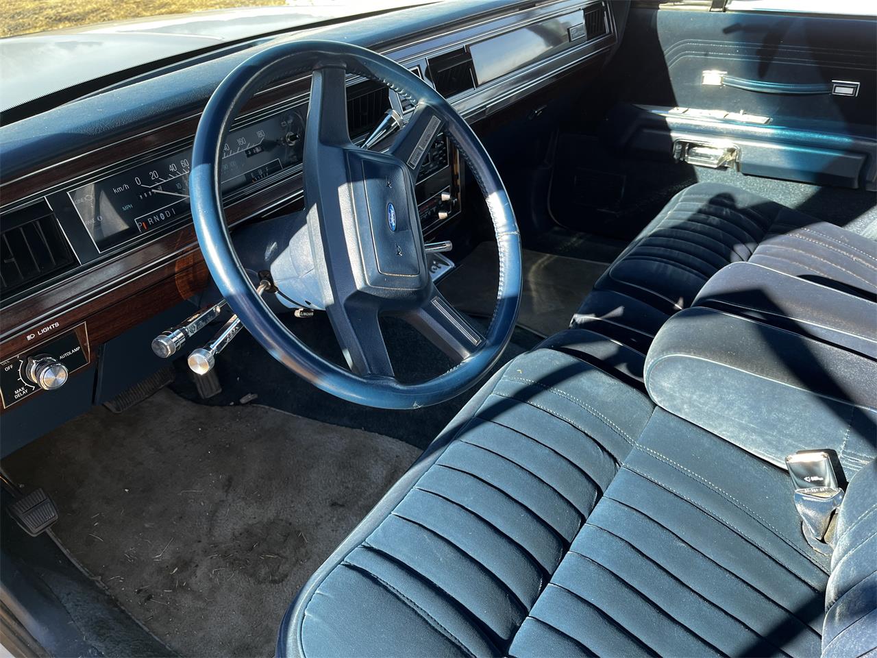 Ford-Crown-victoria-1985-Silver-Blue-7