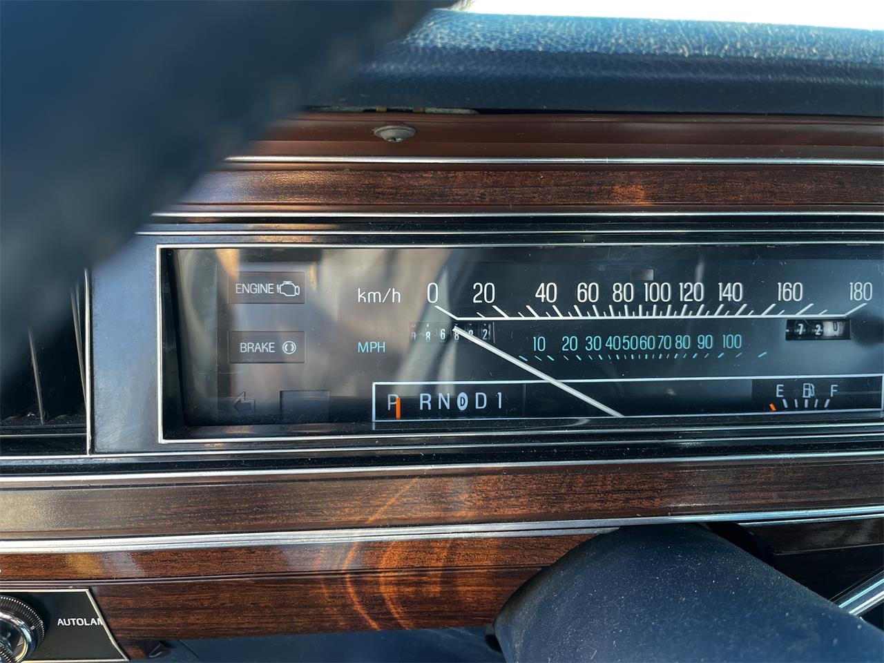 Ford-Crown-victoria-1985-Silver-Blue-8