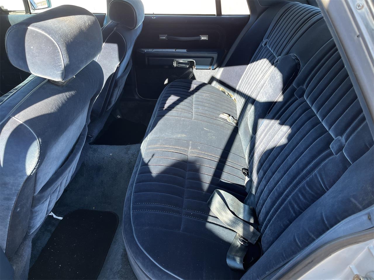 Ford-Crown-victoria-1985-Silver-Blue-9
