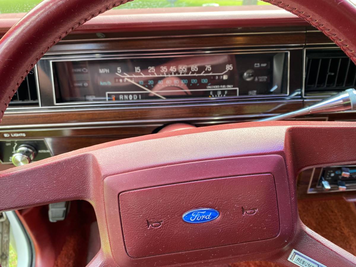 Ford-Crown-victoria-1985-white-9