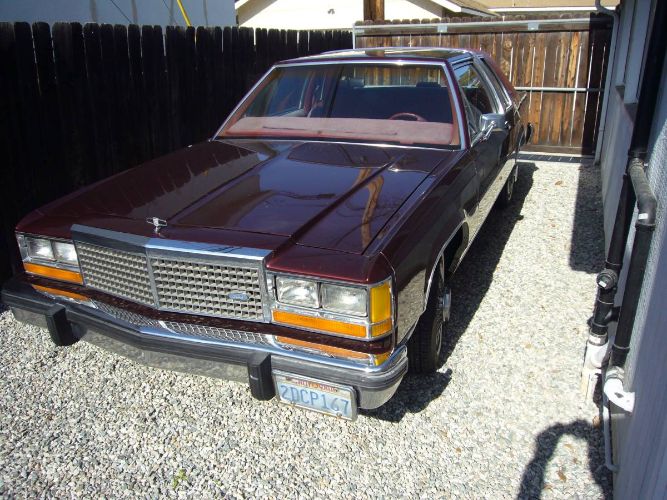 Ford-Crown-victoria-1987-Red-1