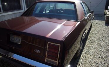 Ford-Crown-victoria-1987-Red-3