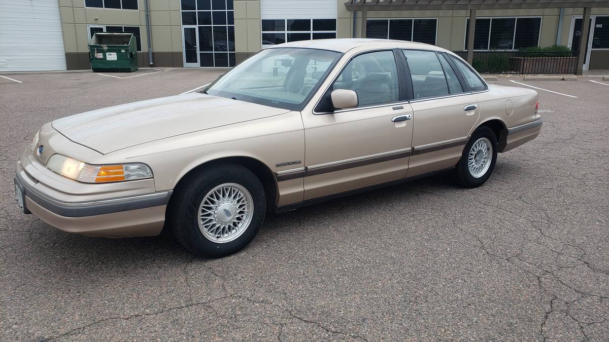 Ford-Crown-victoria-1992-1