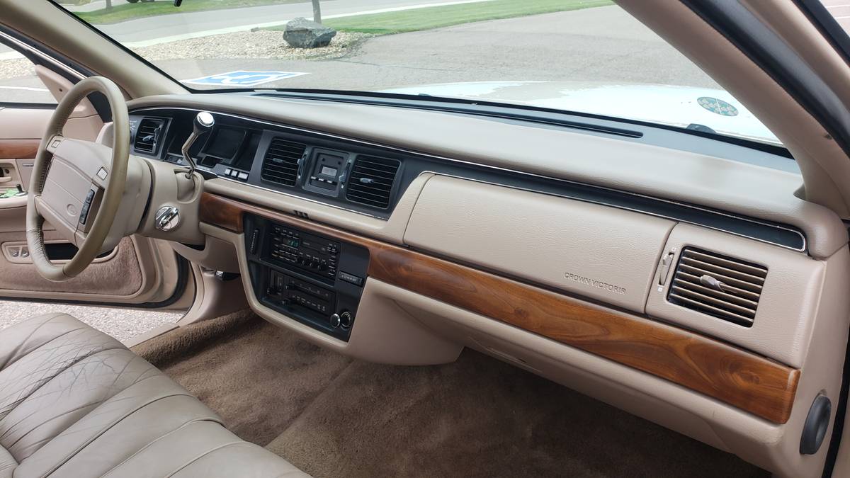 Ford-Crown-victoria-1992-10