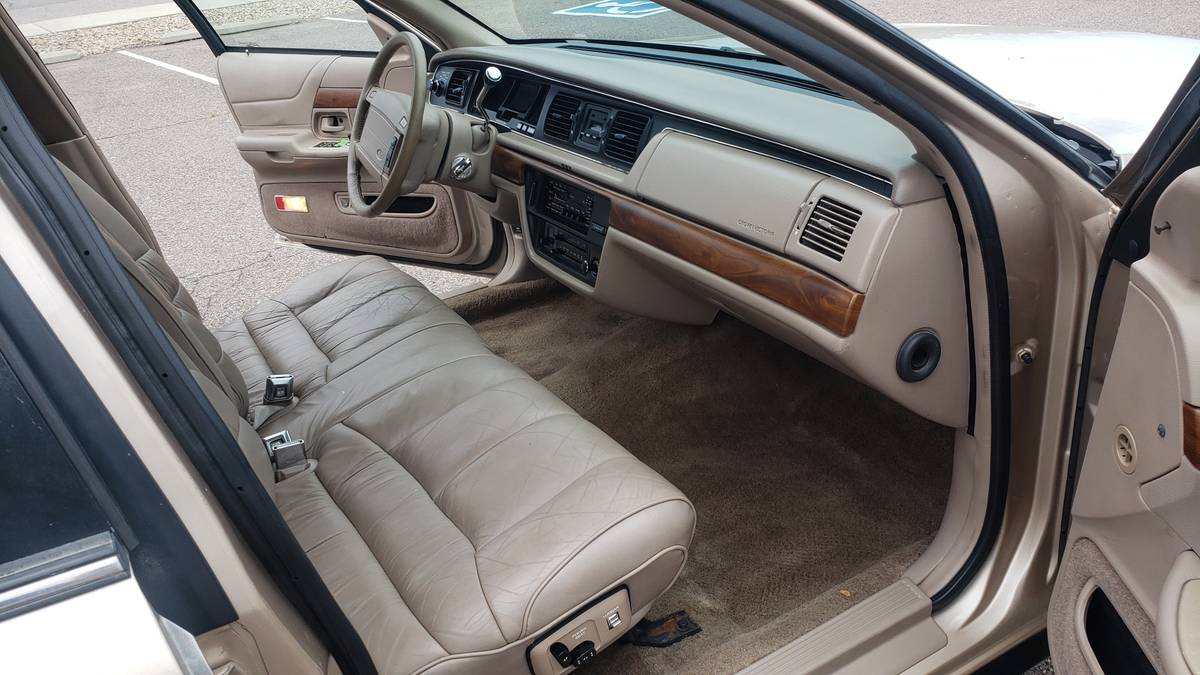 Ford-Crown-victoria-1992-11