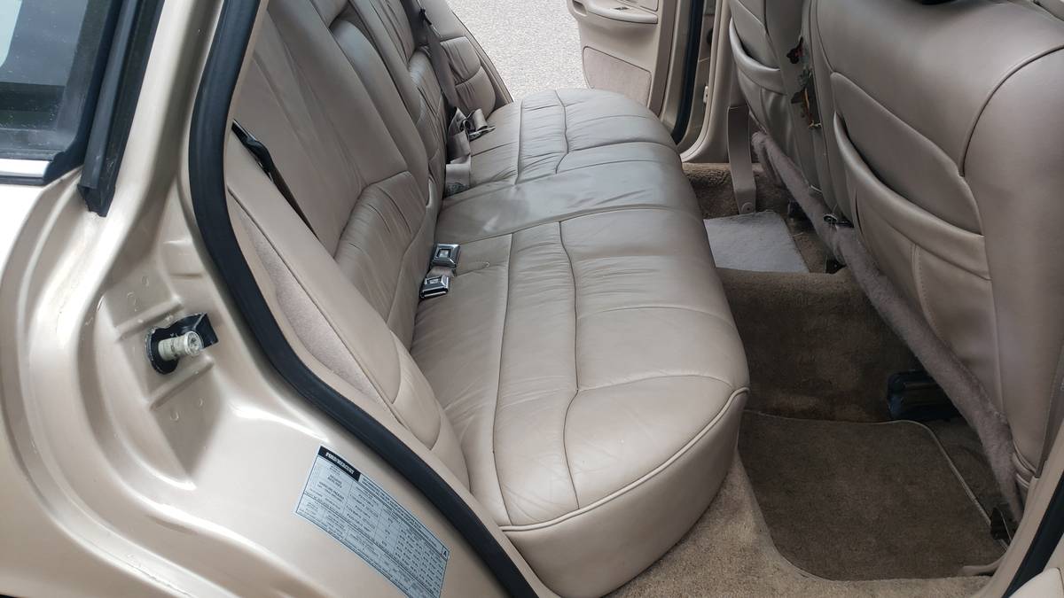 Ford-Crown-victoria-1992-13