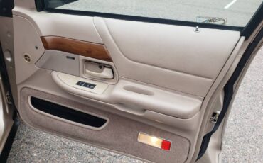 Ford-Crown-victoria-1992-14