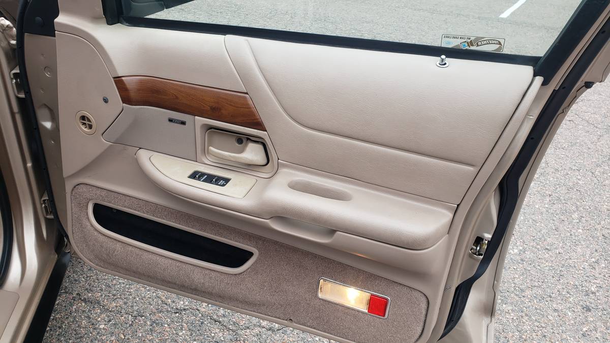Ford-Crown-victoria-1992-14