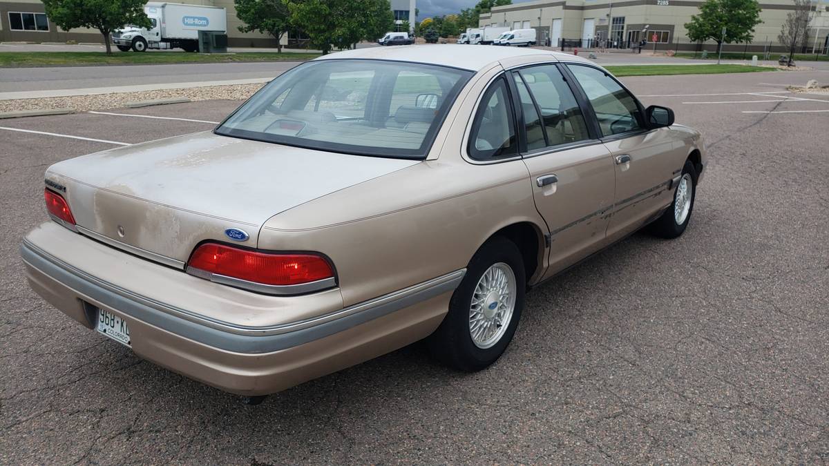 Ford-Crown-victoria-1992-4