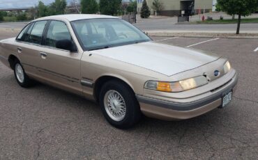 Ford-Crown-victoria-1992-5