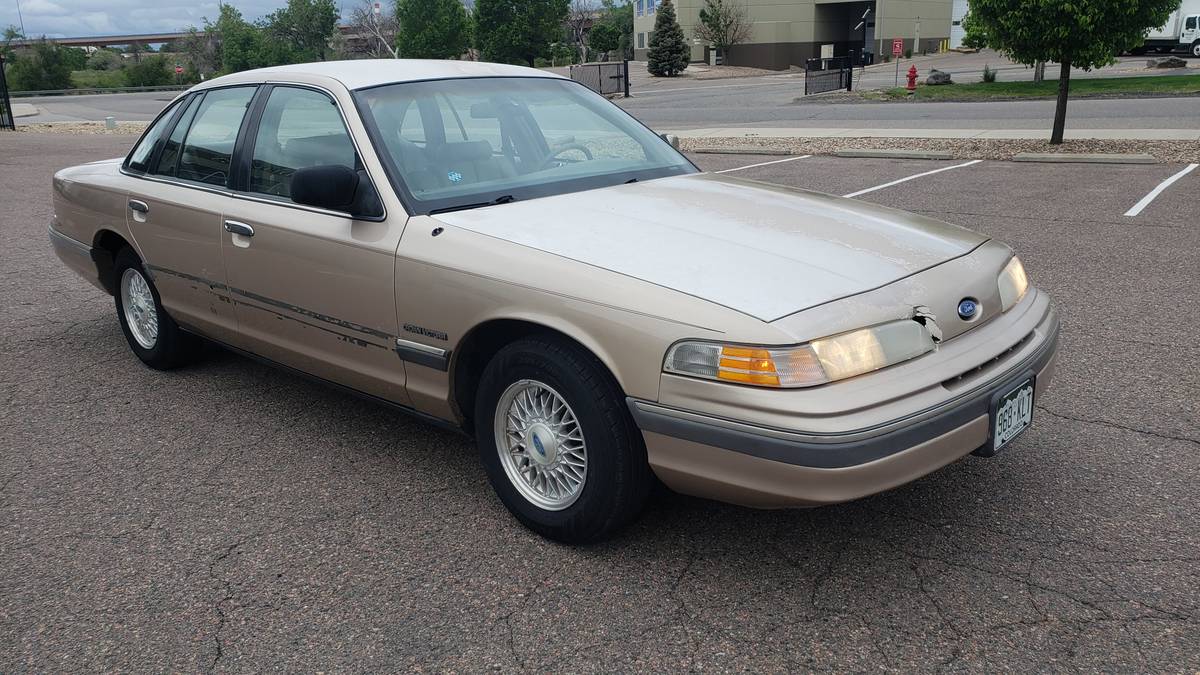 Ford-Crown-victoria-1992-5