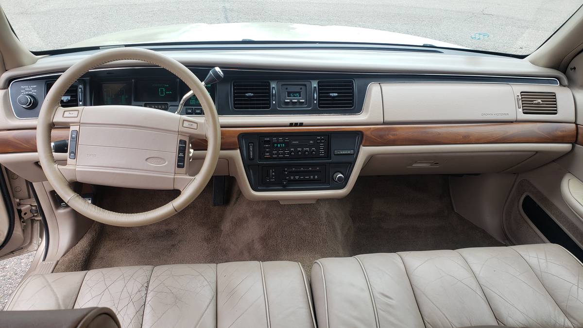 Ford-Crown-victoria-1992-7