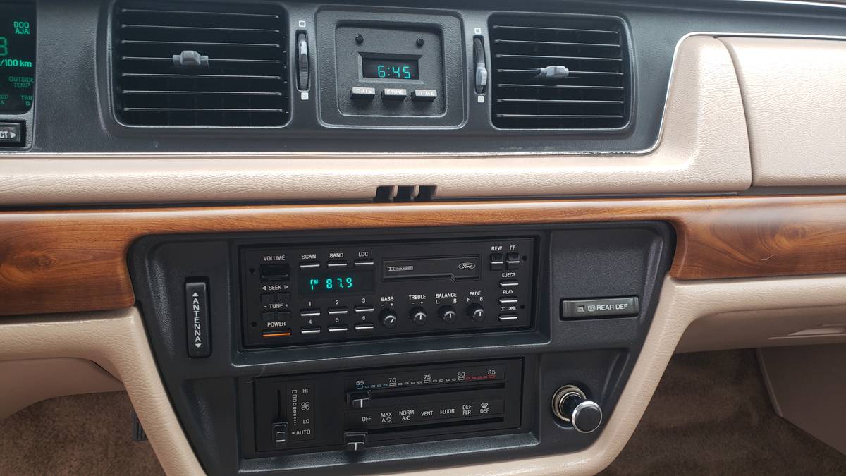 Ford-Crown-victoria-1992-9